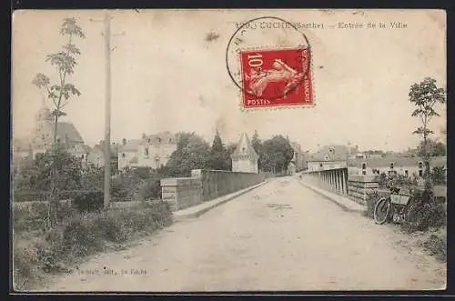 AK Luché, Entrée de la Ville avec pont et vélos sur le côté