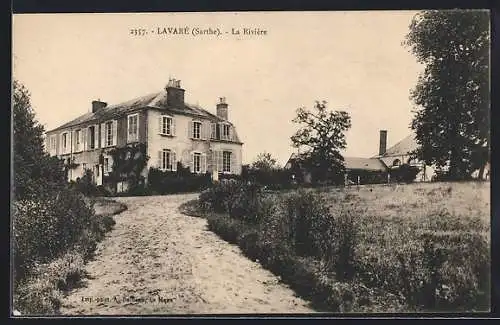 AK Lavare, La Rivière et chemin bordé de verdure