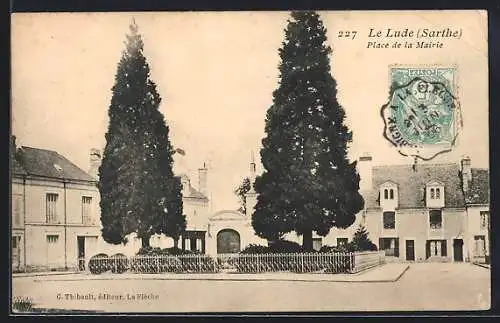 AK Le Lude, Place de la Mairie avec arbres et bâtiments historiques