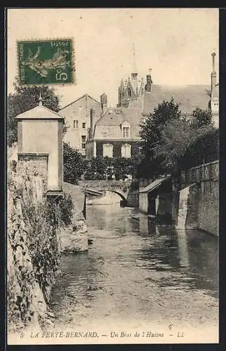 AK La Ferté-Bernard, Un bras de l`Huisne et vue sur le pont et les bâtiments adjacents