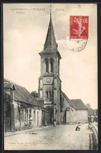 AK La Fresnaye-sur-Chédouet, L`église et la rue animée