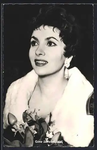 AK Schauspielerin Gina Lollobrigida mit Blumenstrauss