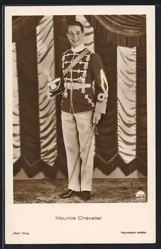 AK Schauspieler Maurice Chevalier in Uniform