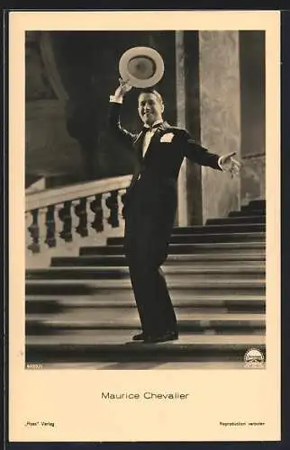 AK Schauspieler Maurice Chevalier in Anzug und Hut