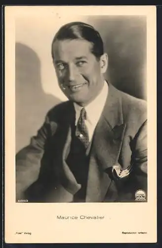 AK Schauspieler Maurice Chevalier in der Garderobe einer Filmrolle