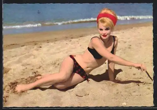 AK Schauspielerin Elke Sommer im Bikini am Strand