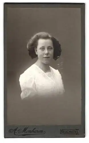 Fotografie A. Monbaron, Neuchâtel, Rue de l`Hôpital 17, Portrait Fr. Grossmann in weisser Bluse