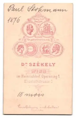 Fotografie Dr. Székely, Wien, im Heinrichhof, Opernring 1, Knabe Paul Stohmann im weissen Kleid