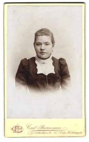 Fotografie Carl Biermann, Bremen, Schillerstrasse 15, Portrait Frau Eisfelder im Sonntagskleid