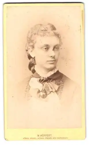 Fotografie W. Höffert, Hannover, Georgstrasse 9, Porträt Sofie Höcker geb. Heiligenstadt