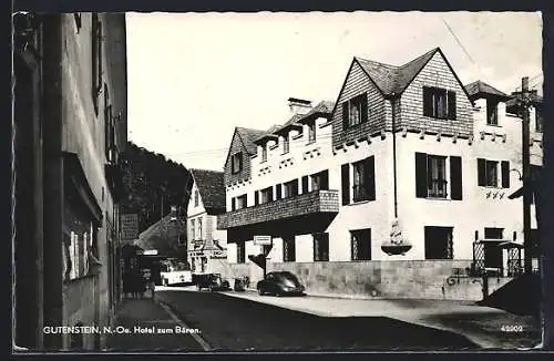 AK Gutenstein /N.-Oe., Hotel zum Bären mit Strassenpartie