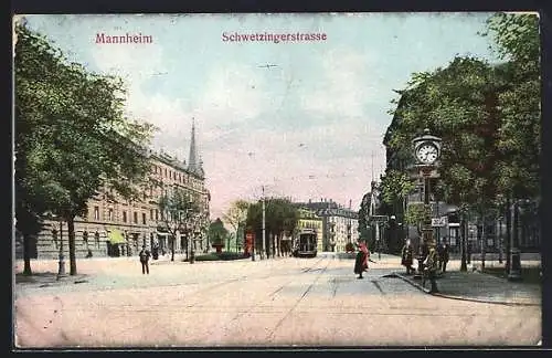 AK Mannheim, Schwetzingerstrasse mit Strassenbahn-Haltestelle und Strassenbahn, Öffentliche Uhr