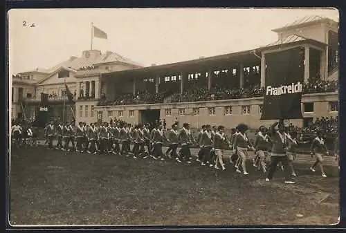 Foto-AK Frankfurt, 1. Internationale Arbeiter-Olympiade, Frankreichs Mannschaft, gefolgt von der von Österreich