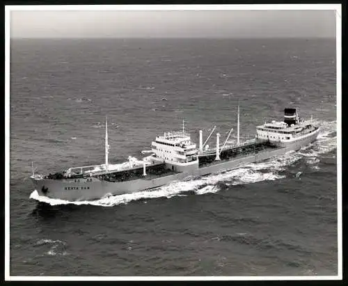 Fotografie Tankschiff / Tanker Berta Dan bei voller Fahrt, Grossformat 25 x 19cm