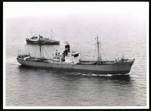 Fotografie Frachtschiff Heinrich Schulte mit Lotsenboot Liverpool Pilot auf Backbord