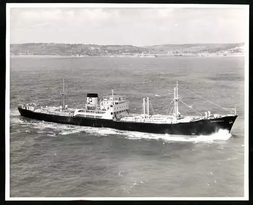 Fotografie Frachtschiff / Frachter Kepwickhall vor einer Hafenstadt, Grossformat 25 x 20cm