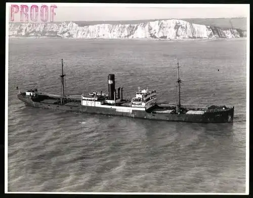 Fotografie Frachtschiff / Frachter Eddi auf Rede vor englischer Steilküste, Grossformat 25 x 20cm