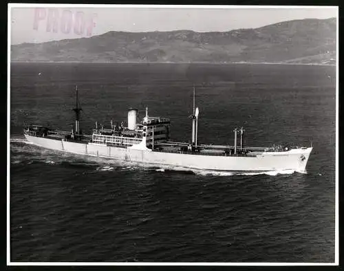 Fotografie Frachtschiff Bencruachan vor Küstenlandschaft