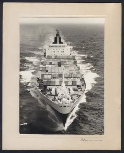 Fotografie Containerschiff Liverpool Bay bei voller Fahrt