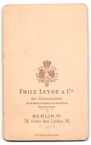 Fotografie Fritz Leyde & Co., Berlin, Unter den Linden 16, Porträt einer elegant gekleideten Dame