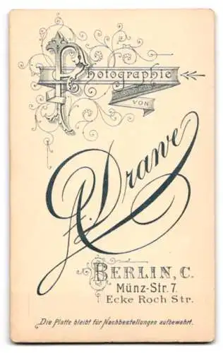 Fotografie A. Drave, Berlin, C. Münz-Str. 7, Kleinkind auf kunstvollem Stuhl