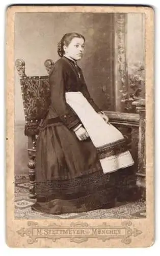 Fotografie M. Stettmeyer, München, Zweibrückenstrasse 5, Frau in traditioneller Kleidung auf einem Stuhl