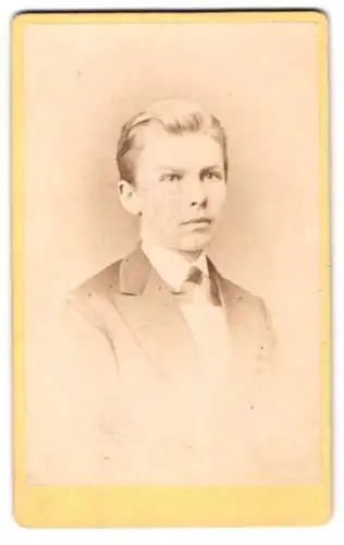 Fotografie W. Höffert, Dresden, Marienstrasse 10, Porträt eines jungen Mannes