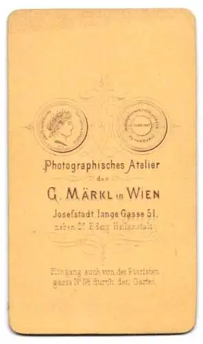 Fotografie G. Märkl, Wien, Lange Gasse 51, Eleganter Herr in zeitgenössischer Umgebung