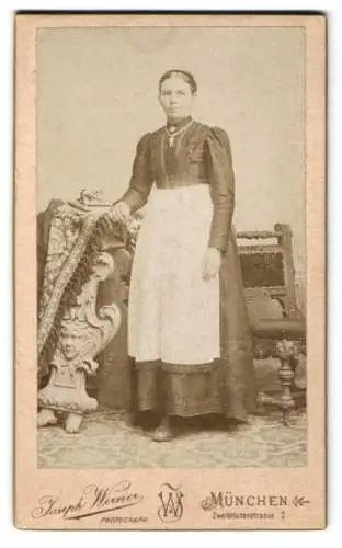 Fotografie Joseph Werner, München, Zweibrückenstrasse 2, Frau im traditionellen Kleid mit Schürze