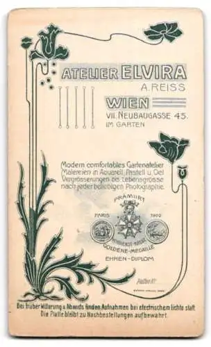 Fotografie Atelier Elvira, Wien VII, Neubaugasse 45, Porträt eines Kleinkinds auf Pelzdecke