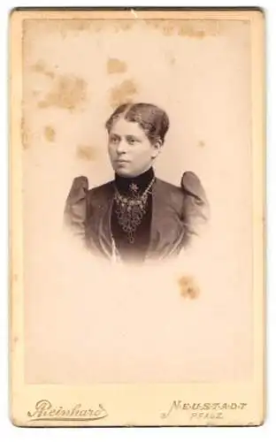 Fotografie A. Reinhard, Neustadt, CDV einer Dame mit elegantem Schmuck