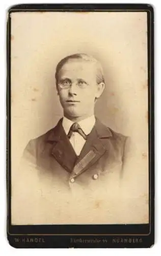 Fotografie W. Kandel, Nürnberg, Fürtherstrasse 44, Porträt eines jungen Mannes