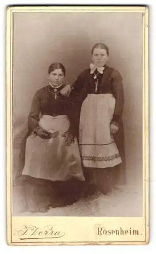 Fotografie J. Verra, Rosenheim, Frühlingsstrasse 10, zwei Frauen in traditioneller Kleidung