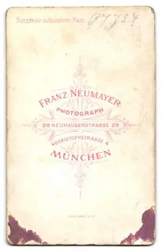 Fotografie Franz Neumayer, München, Neuhauserstrasse 29, Porträt eines Herrn mit Brille