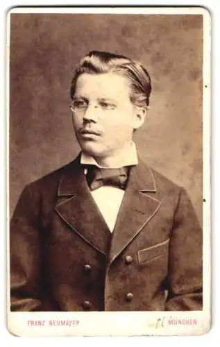 Fotografie Franz Neumayer, München, Neuhauserstrasse 29, Porträt eines Mannes mit Brille