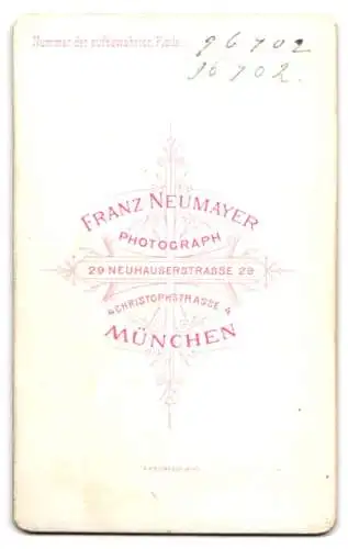 Fotografie Franz Neumayer, München, Neuhauserstrasse 29, Porträt eines Mannes mit Brille