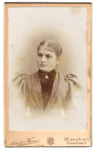 Fotografie Adalbert Werner, München, Elisenstrasse 7, Portrait einer jungen Frau