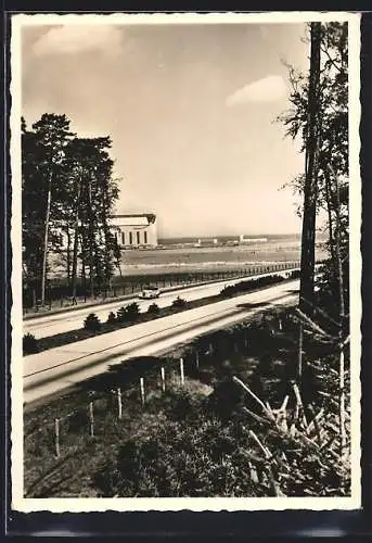 AK Frankfurt a. M., Flug- u. Luftschiffhafen Rhein-Main, von der Autobahn gesehen