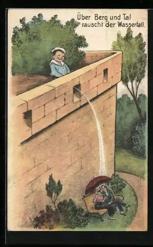 AK Junge im Matrosenanzug pinkelt jungem Paar auf den Schirm, Über Berg und Tal rauscht der Wasserfall