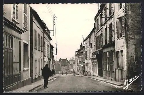 AK Rémalard, Rue des Moulins avec passants et bâtiments anciens