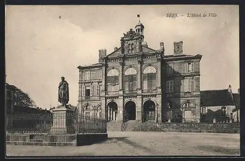 AK Sées, L`Hôtel de Ville et statue en facade