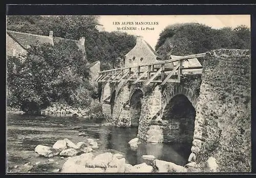 AK Saint-Céneri, Le Pont sur la rivière et maisons environnantes