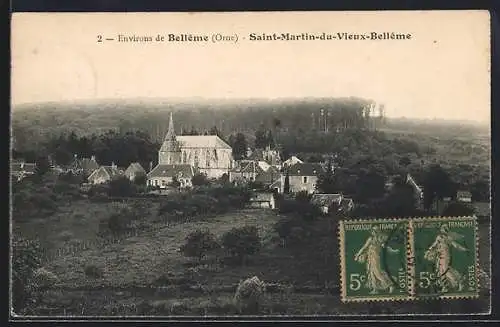 AK Saint-Martin-du-Vieux-Bellême, Vue du village et de l`église entourée de forêts