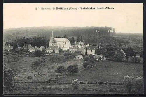 AK Saint-Martin-du-Vieux, Vue du village et de l`église entourés de verdure