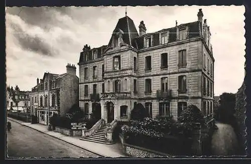 AK Tessé-la-Madeleine, Vue du Nouvel Hôtel majestueux et de la rue adjacente