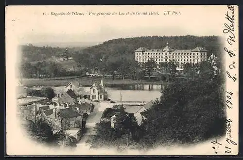 AK Bagnoles-de-l`Orne, Vue générale du lac et du Grand Hôtel