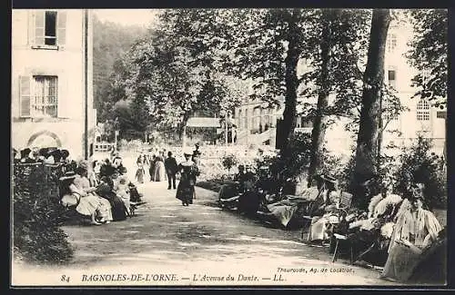 AK Bagnoles-de-l`Orne, L`Avenue du Dante avec promeneurs élégants et arbres ombragés