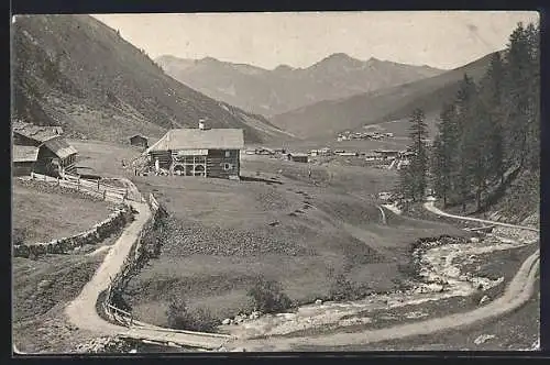 AK Davos-Sertig, Landstrasse mit Berglandschaft