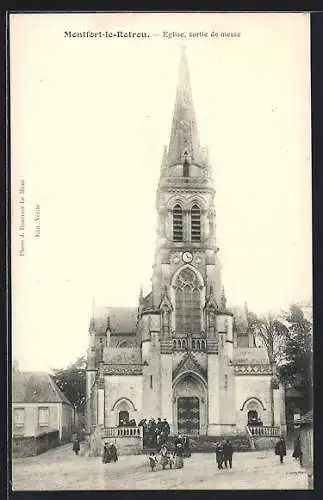 AK Montfort-le-Rotrou, Eglise, sortie de messe