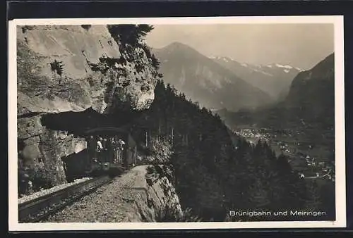 AK Meiringen, Brünigbahn mit Fernsicht auf die Ortschaft